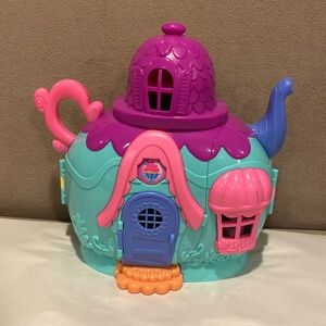 Disney Junior Alice’s Wonderland Bakery Teapot-Shaped Playset no dolls included